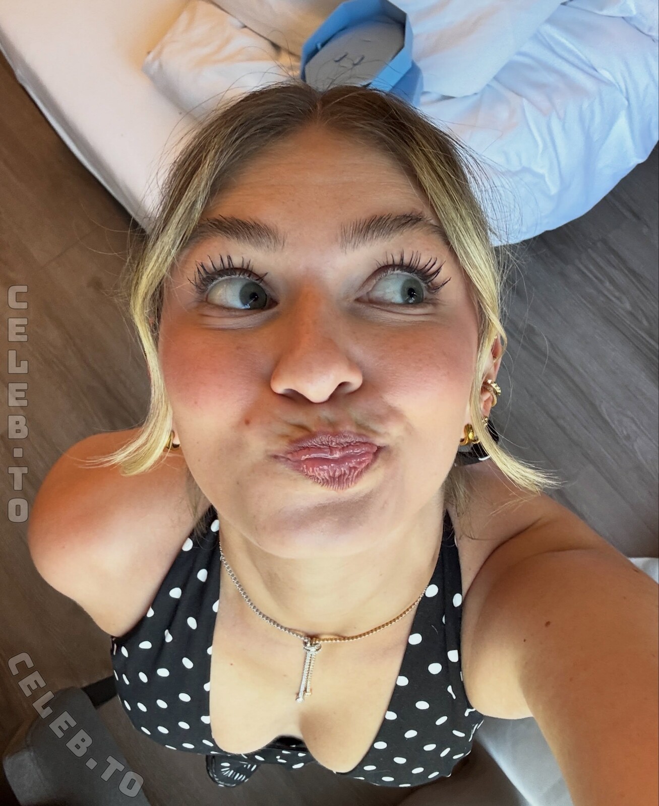 Emilylior nude photo 3