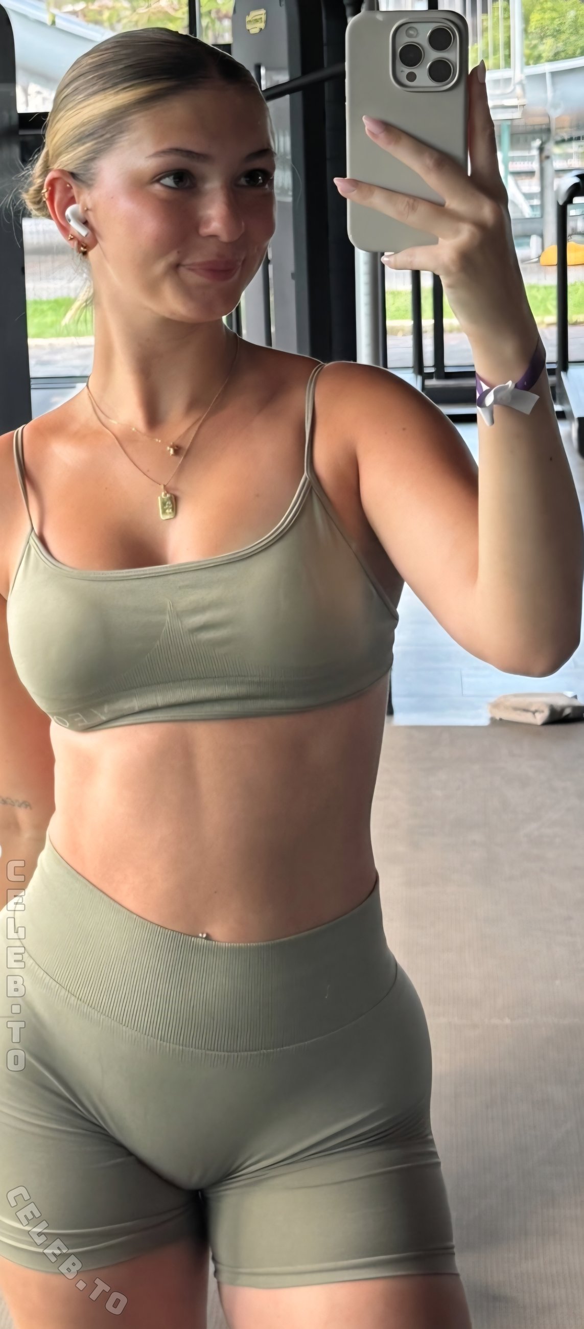 Emilylior nude photo 2