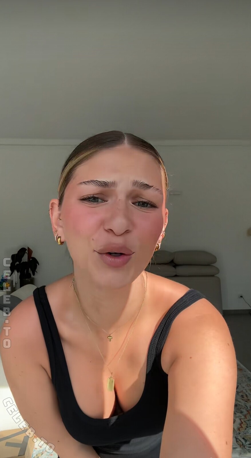 Emilylior nude photo 2