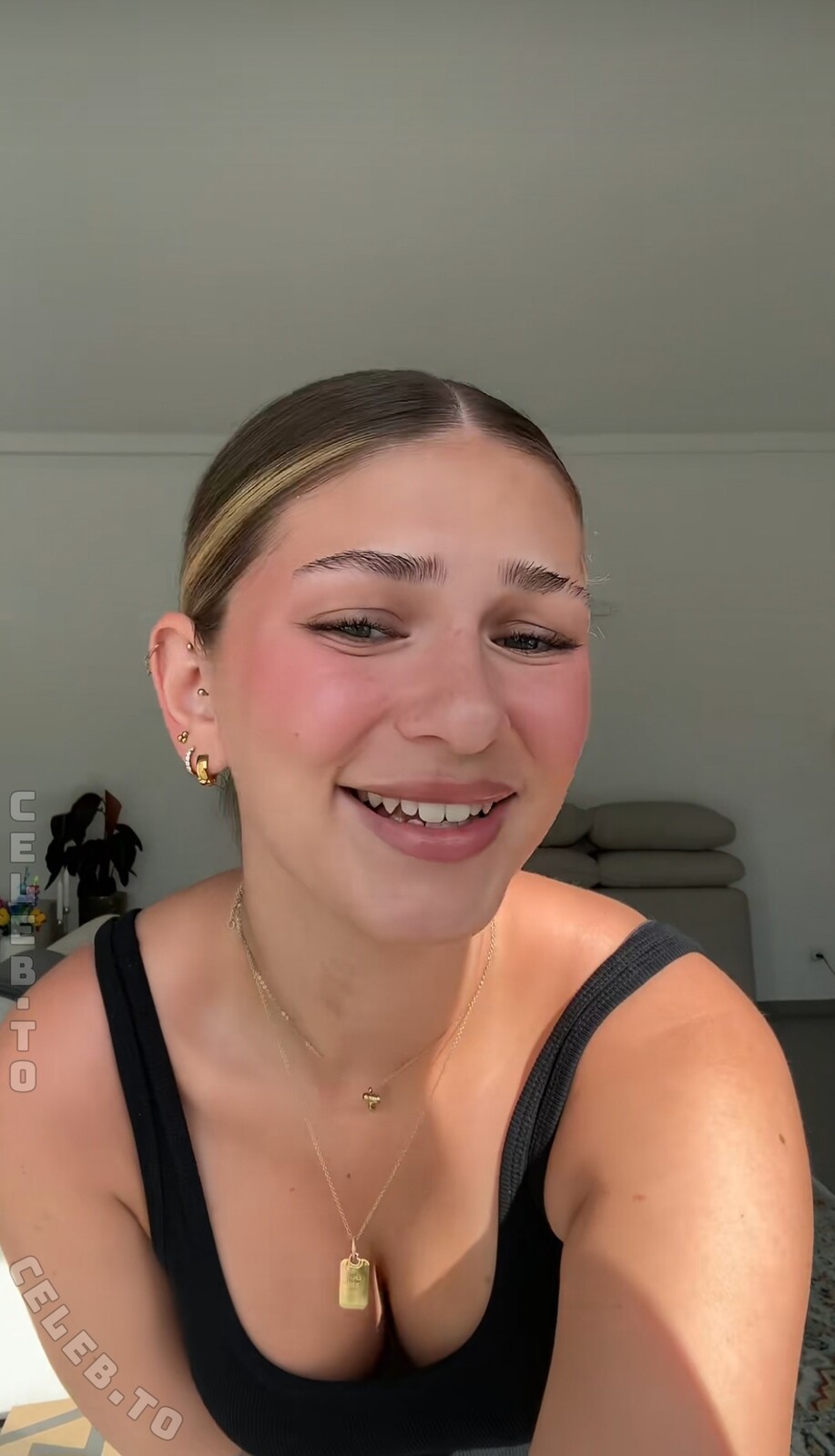 Emilylior nude photo 3