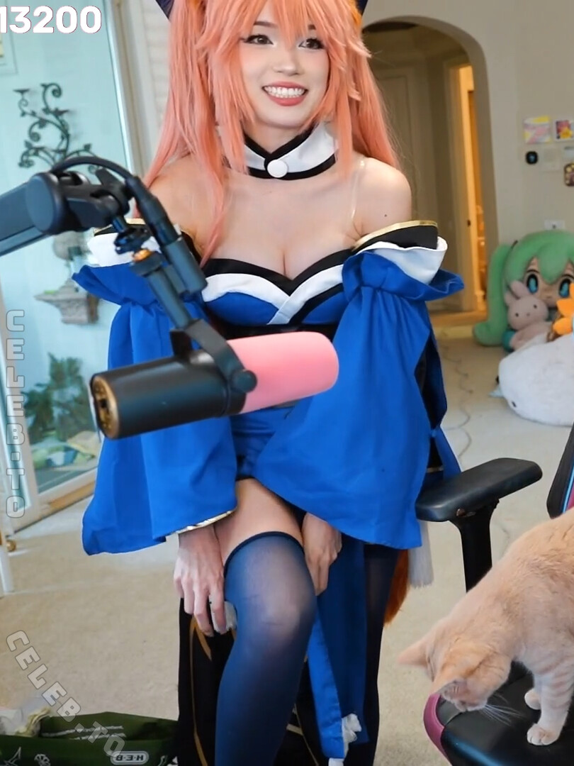 Emiru nude photo 10