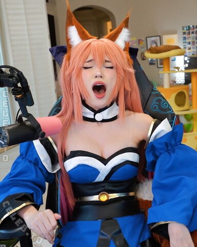 Emiru nude photo 4