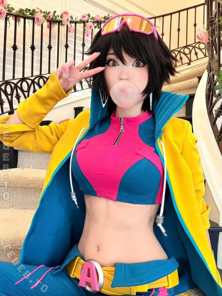 Emiru nude photo 3