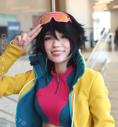 Emiru nude photo 3