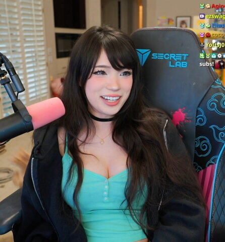 Emiru nude photo 3
