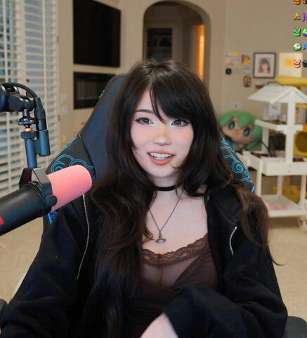 Emiru nude photo 18