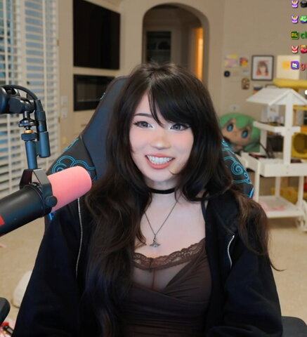 Emiru nude photo 17