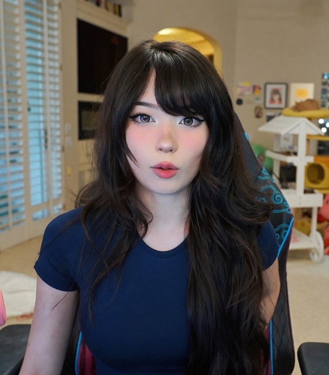 Emiru nude photo 1