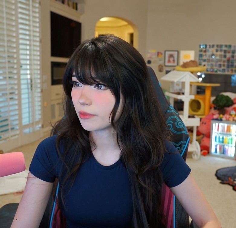 Emiru nude photo 3