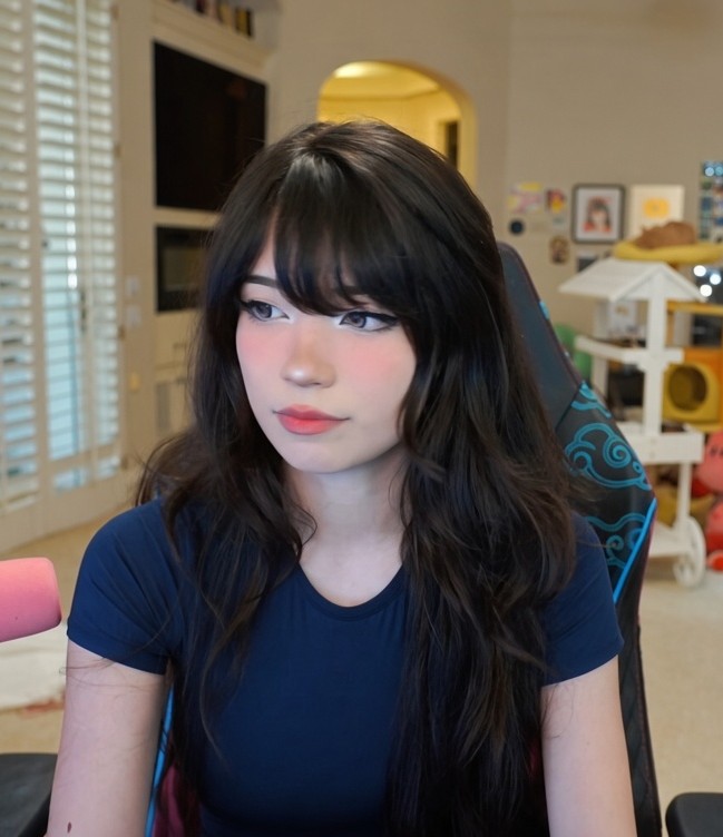 Emiru nude photo 4