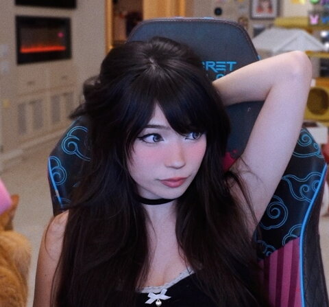 Emiru nude photo 8