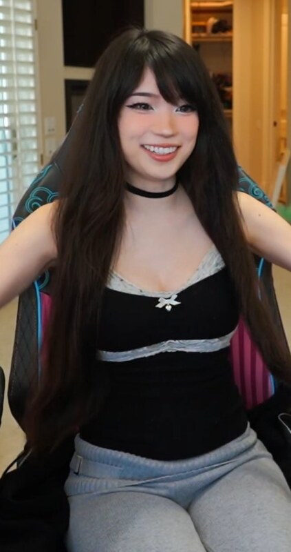 Emiru nude photo 3