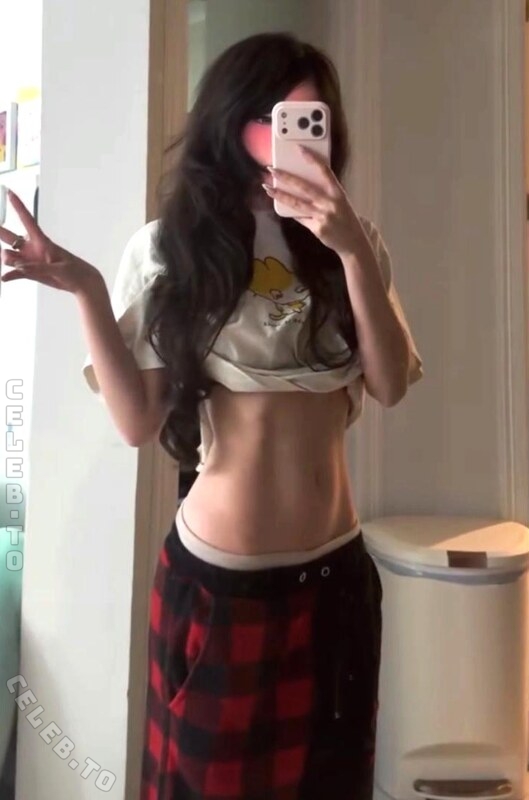 Emiru nude photo 1