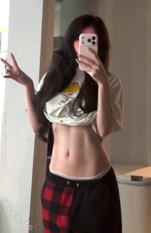 Emiru nude photo 2