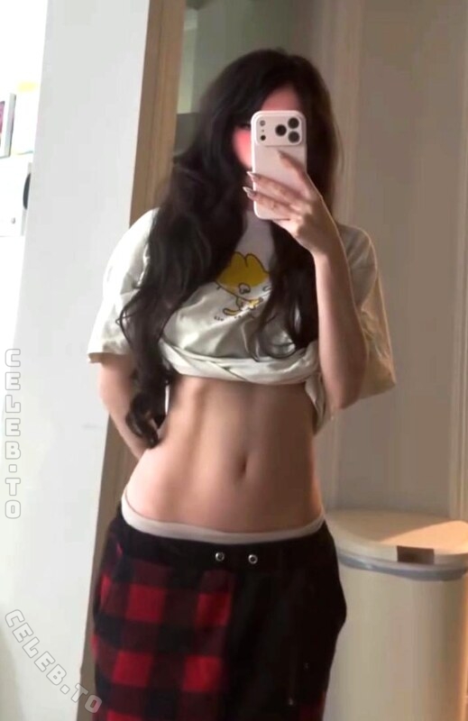 Emiru nude photo 3
