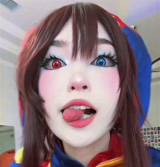 Emiru nude photo 4