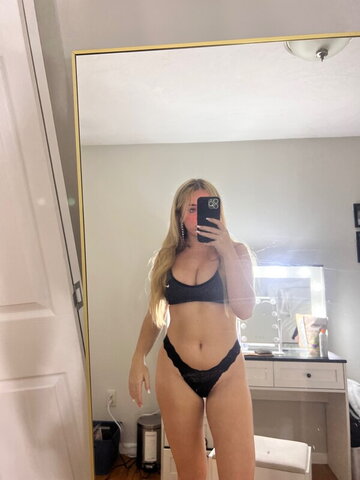 Emma Borin nude photo 1