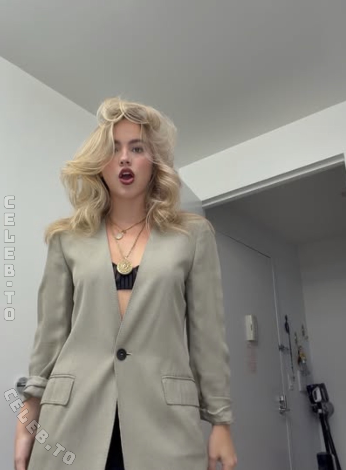Emma Brooks nude photo 7