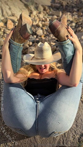 Emma Claire Hot (1 photo)