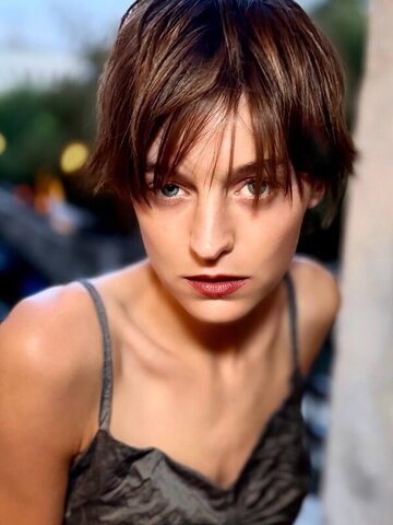 Emma Corrin Sexy (9 photos)