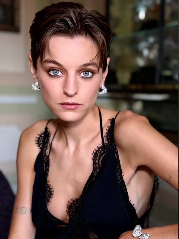 Emma Corrin nude photo 6