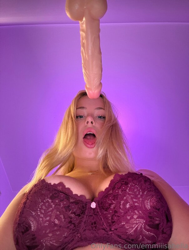 Emmiiisabella nude photo 9