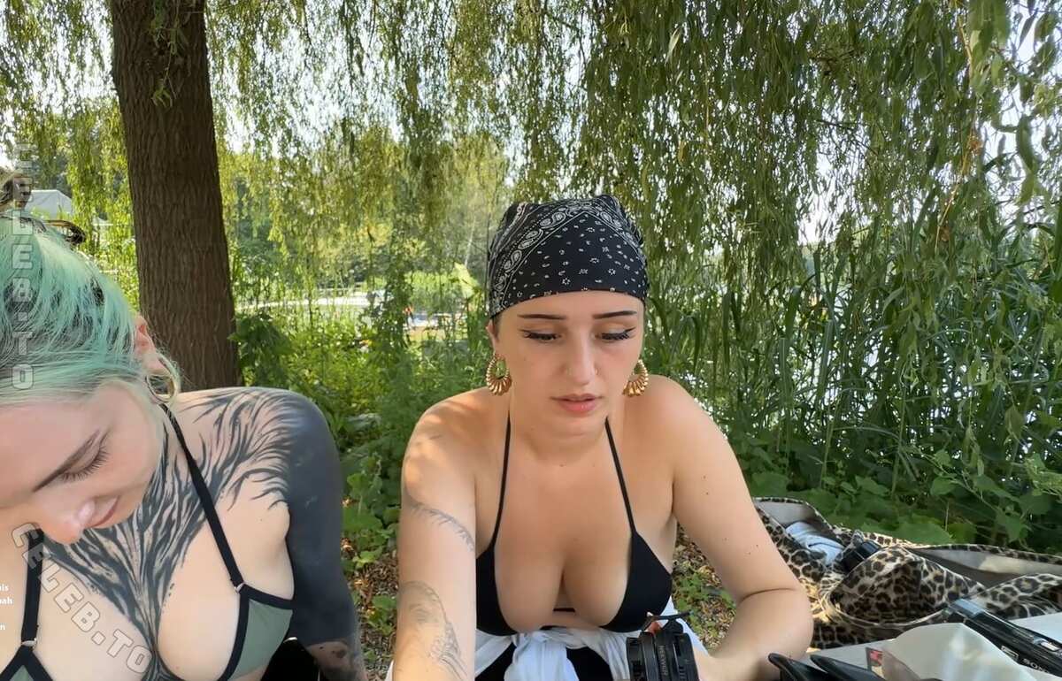 Emmo nude photo 2