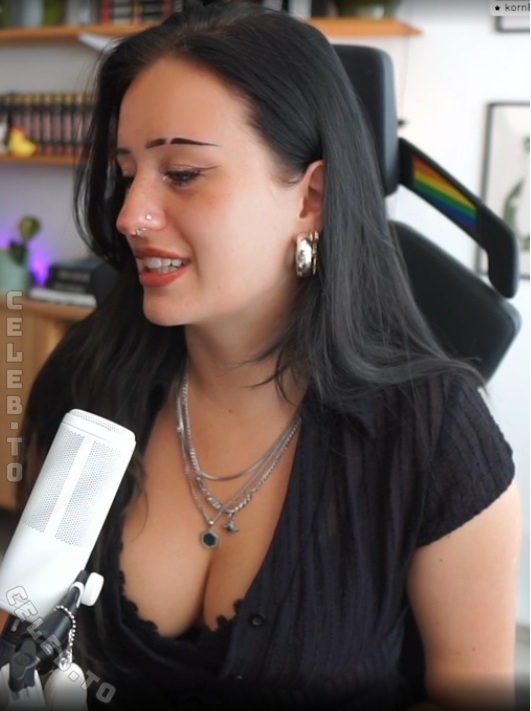 Emmo nude photo 2