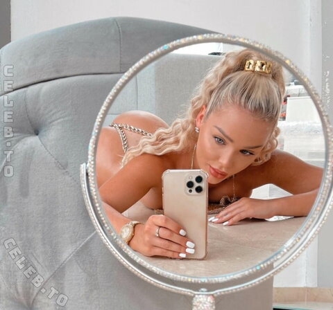 Emmy Russ – mirror mirror on the wall
