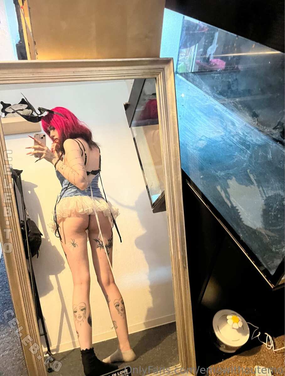 Emowithoutemo nude photo 6