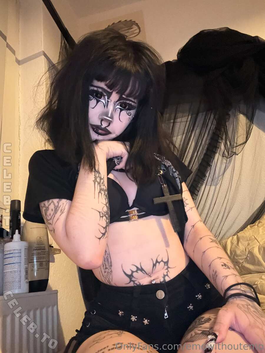 Emowithoutemo nude photo 15