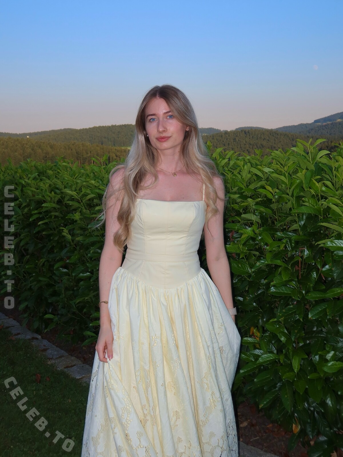 Empresslaurasophie nude photo 1