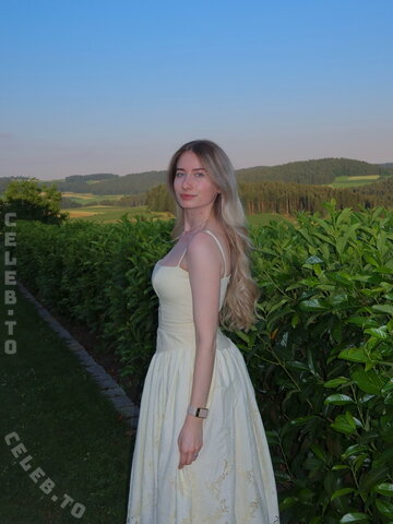 Empresslaurasophie nude photo 9