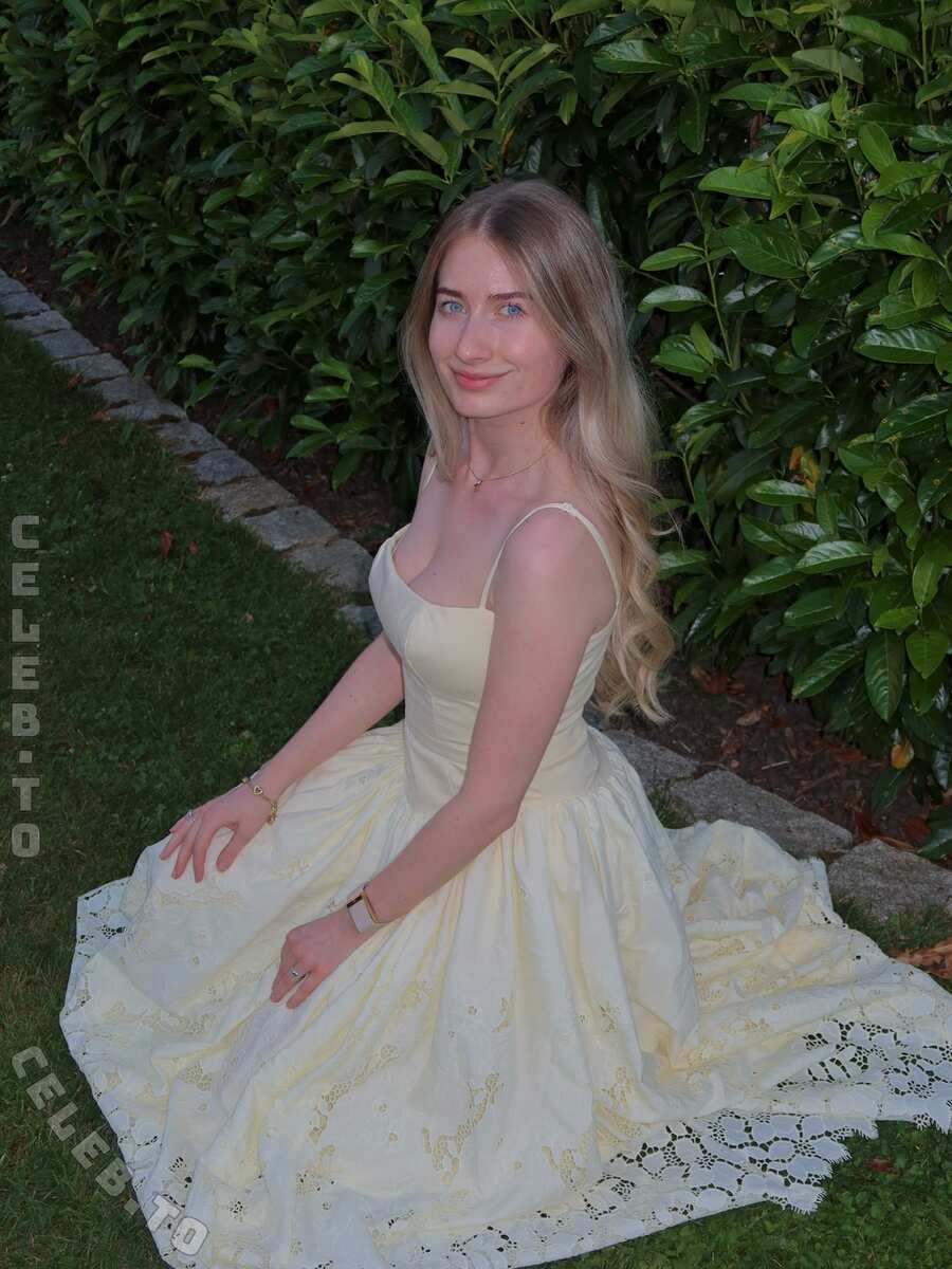 Empresslaurasophie nude photo 3