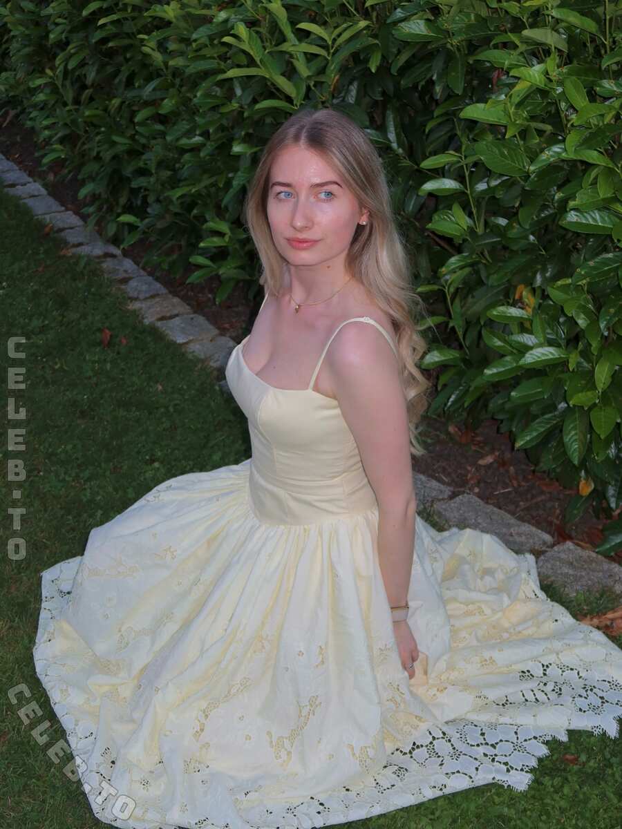 Empresslaurasophie nude photo 4