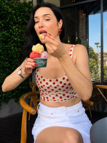 Emra Şen nude photo 32