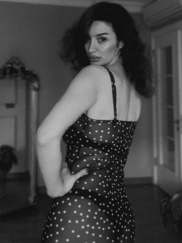 Emra Şen nude photo 1
