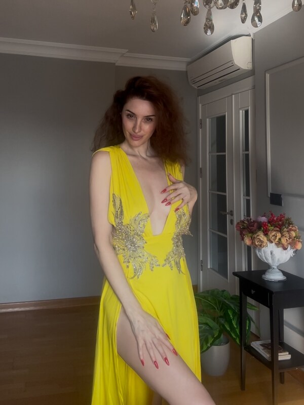 Emra Şen nude photo 2