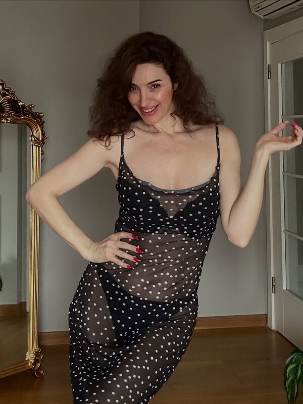 Emra Şen nude photo 3