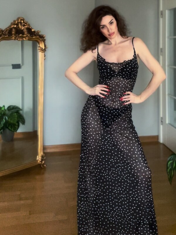 Emra Şen nude photo 4