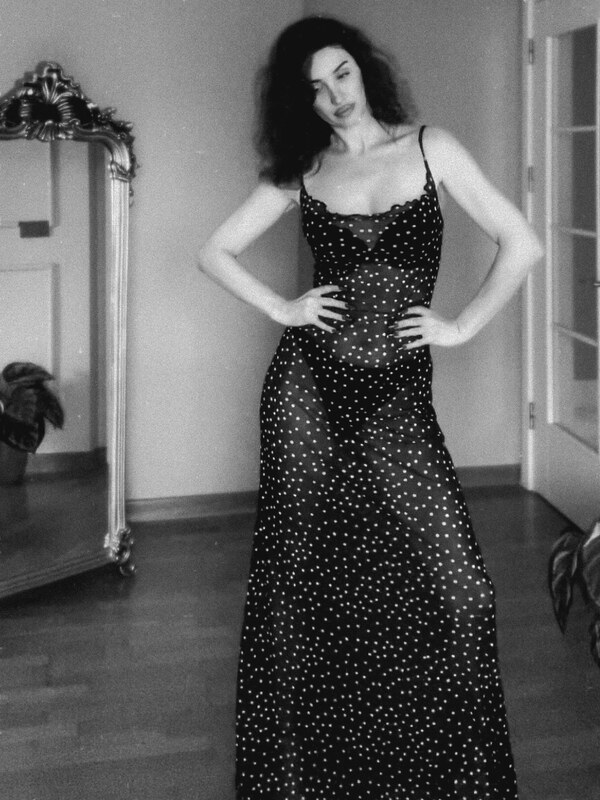 Emra Şen nude photo 8