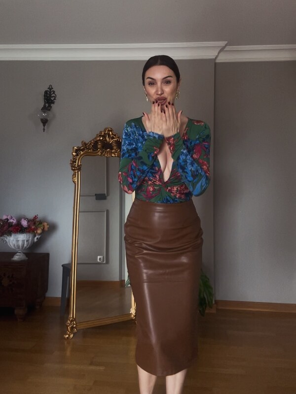 Emra Şen nude photo 1