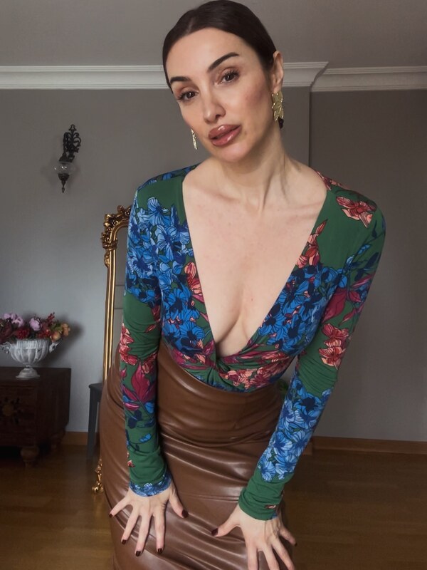 Emra Şen nude photo 3