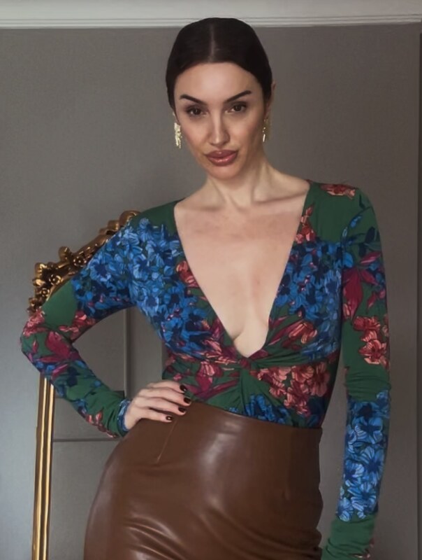 Emra Şen nude photo 4
