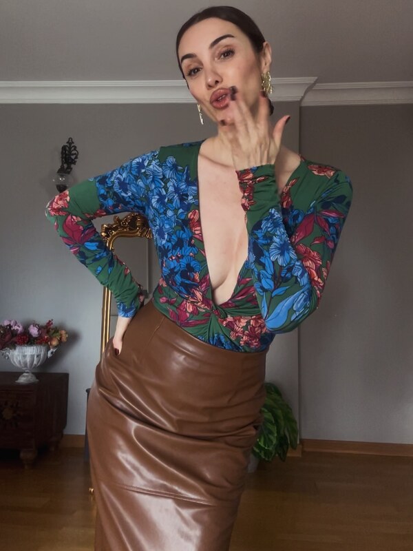 Emra Şen nude photo 6