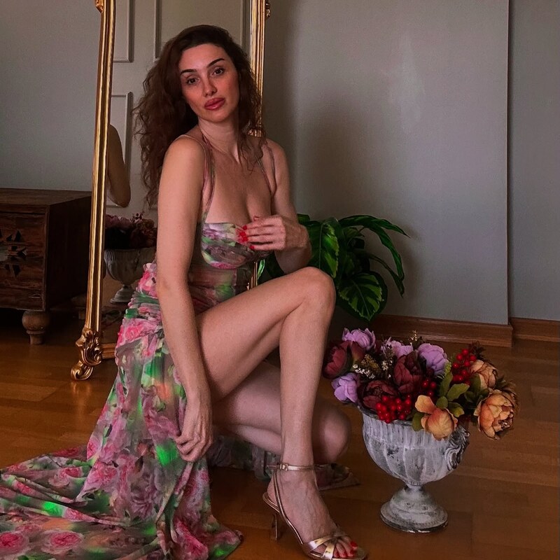 Emra Şen nude photo 9