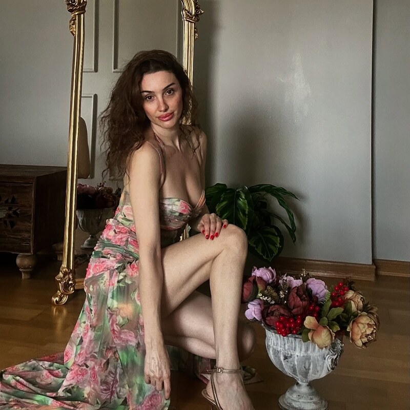 Emra Şen nude photo 11
