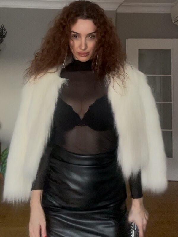 Emra Şen nude photo 15