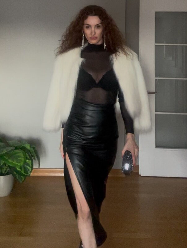 Emra Şen nude photo 16