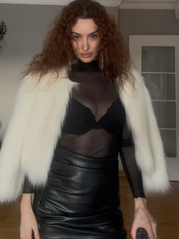 Emra Şen nude photo 17